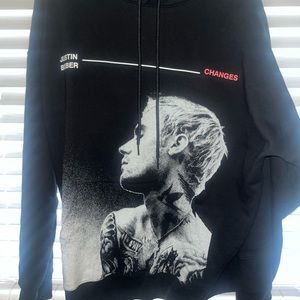 Justin Bieber Changes Hoodie